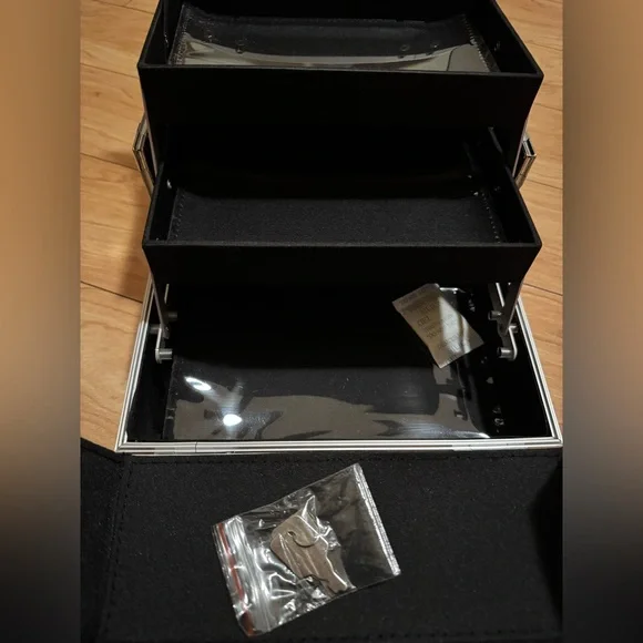 Frenessa Holographic pink makeup train case brand new - Picture 6 of 7